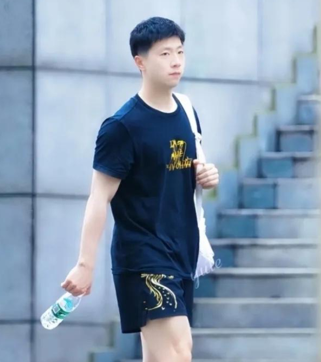马龙许昕现身成都指导年轻选手 伦敦世乒赛战袍