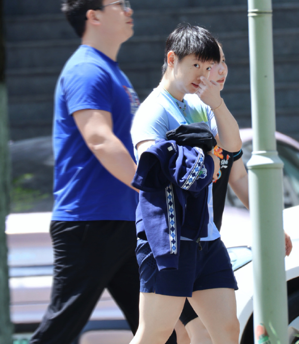 马龙许昕现身成都指导年轻选手 伦敦世乒赛战袍