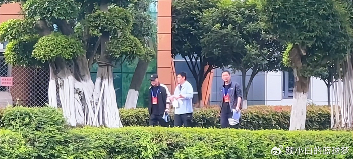 马龙许昕现身成都指导年轻选手 伦敦世乒赛战袍