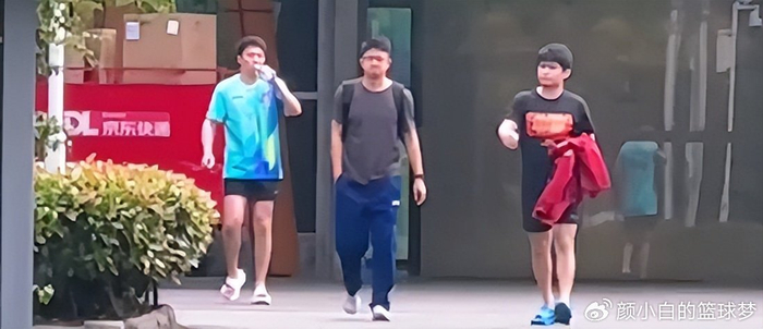马龙许昕现身成都指导年轻选手 伦敦世乒赛战袍