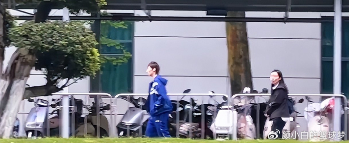 马龙许昕现身成都指导年轻选手 伦敦世乒赛战袍